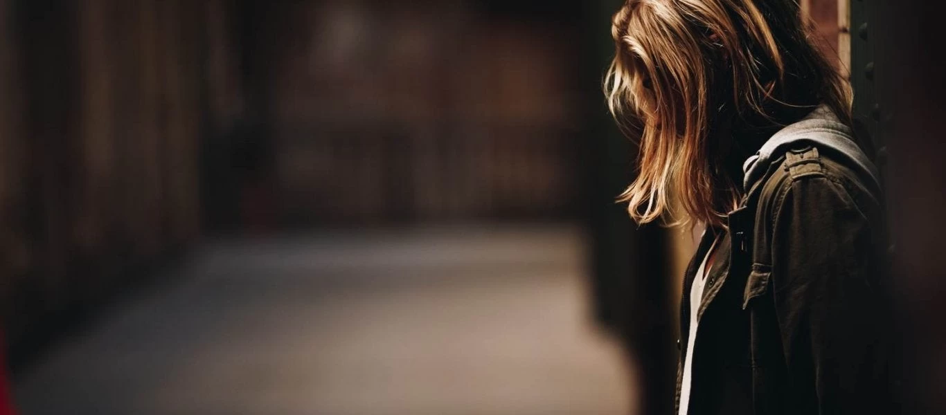 Κύπρος: Σε δίκη η Αγγλίδα για τον ψεύτικο βιασμό – Εμφανίστηκε καταβεβλημένη και οι συγγενείς της ξέσπασαν σε κλάματα